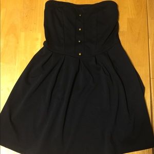 Navy blue strapless shirt.